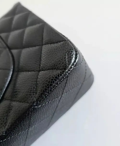 BOLSO DE HOMBRO ACOLCHADO CON DOBLE SOLAPA CLÁSICO CAVIAR NEGRO DE CHANEL DE SEGUNDA MANO