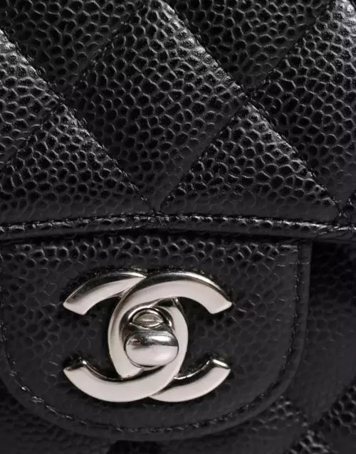 BOLSO DE HOMBRO ACOLCHADO CON DOBLE SOLAPA CLÁSICO CAVIAR NEGRO DE CHANEL DE SEGUNDA MANO