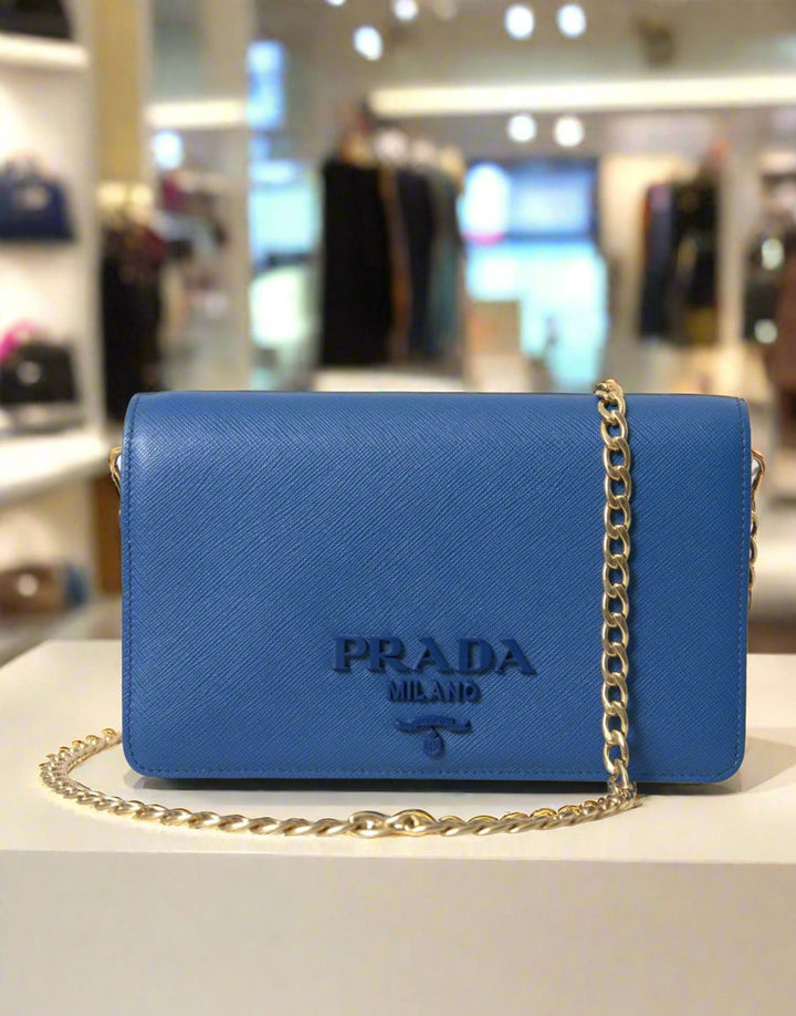 Monedero elegante de piel con monograma en azul real de PRADA