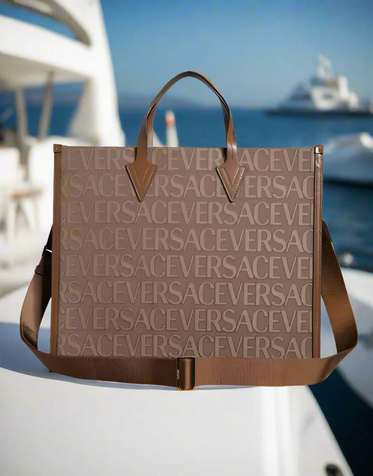 Sac fourre-tout à bandoulière en cuir jacquard marron avec poignée supérieure et logo Versace