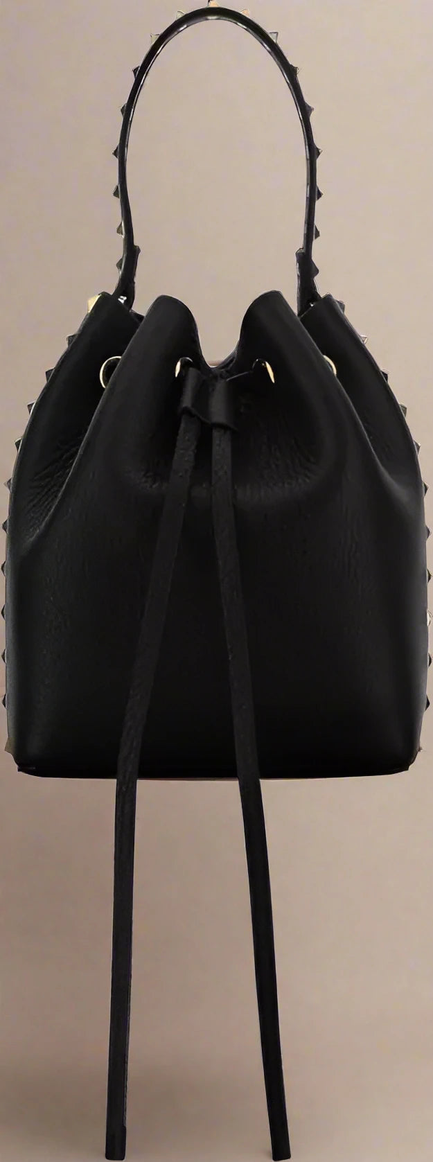 BOLSO BUCKET ROCKSTUD NEGRO DE VALENTINO GARAVANNI 