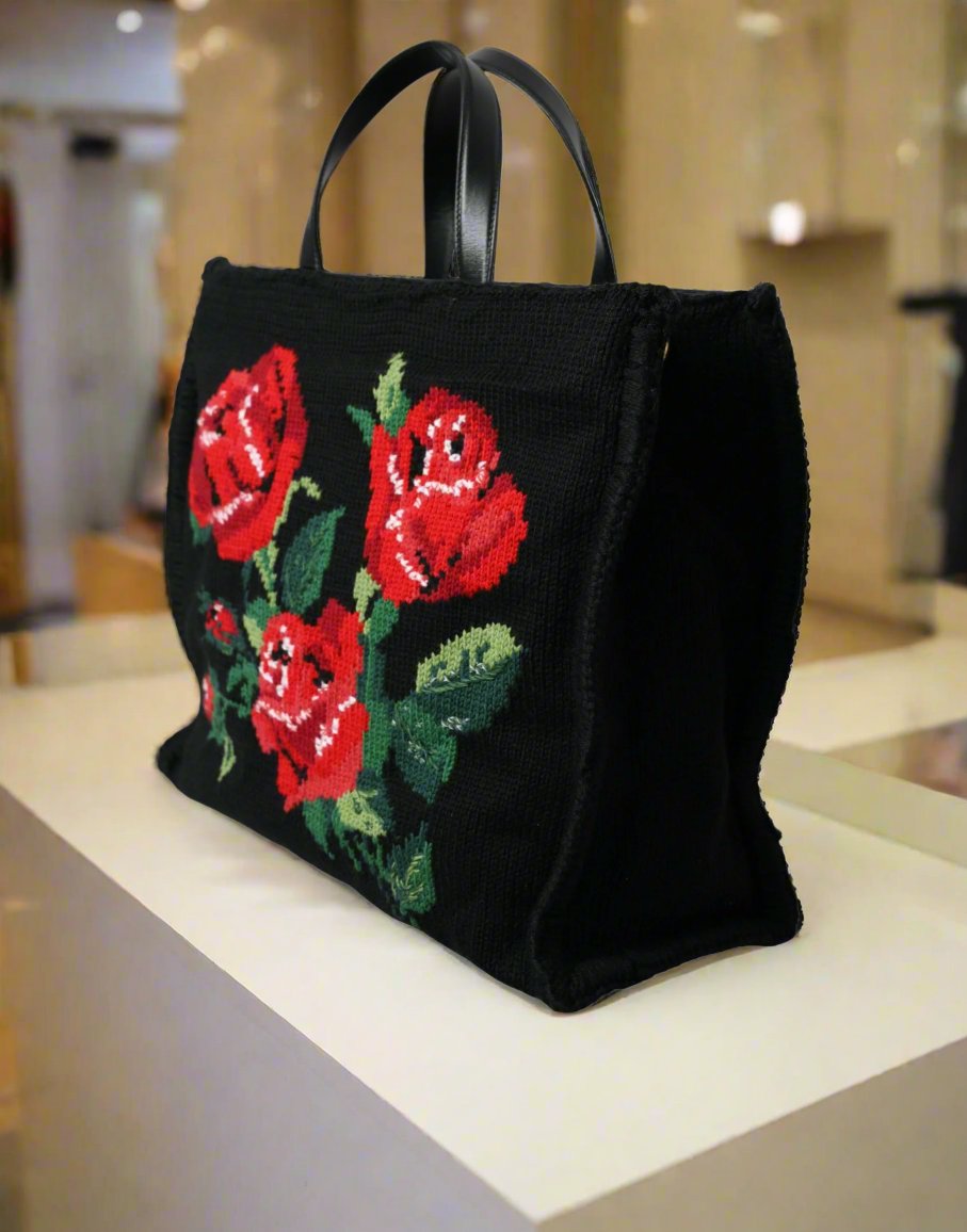 Bolso tote negro con bordados florales de DOLCE &amp; GABBANA, elegante, fabricado en Italia