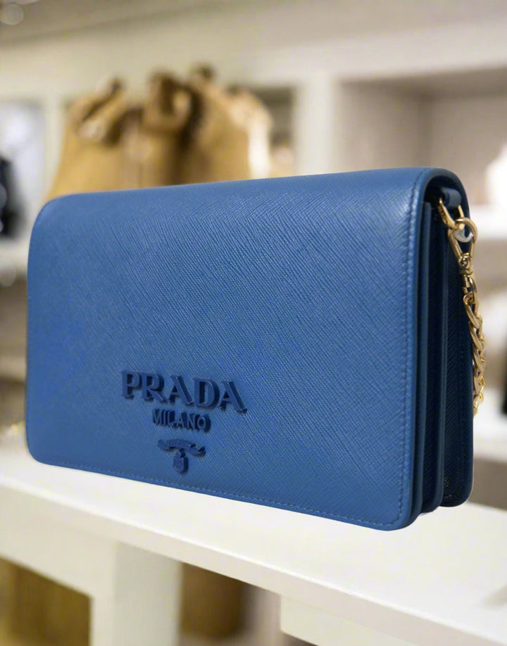 Monedero elegante de piel con monograma en azul real de PRADA