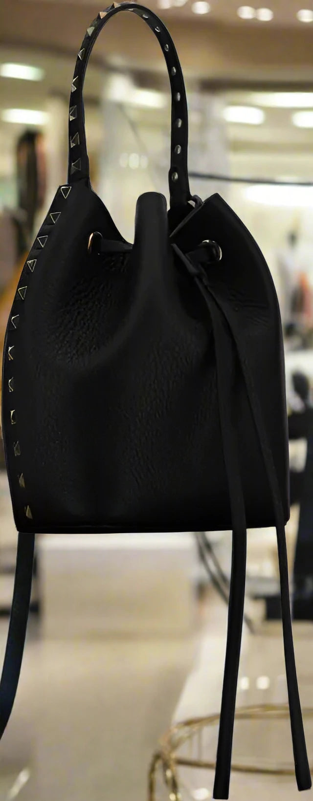 BOLSO BUCKET ROCKSTUD NEGRO DE VALENTINO GARAVANNI 