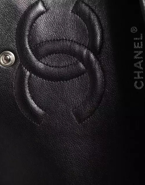 BOLSO DE HOMBRO ACOLCHADO CON DOBLE SOLAPA CLÁSICO CAVIAR NEGRO DE CHANEL DE SEGUNDA MANO