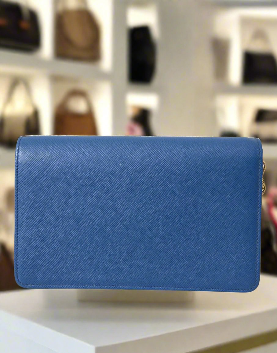 Monedero elegante de piel con monograma en azul real de PRADA