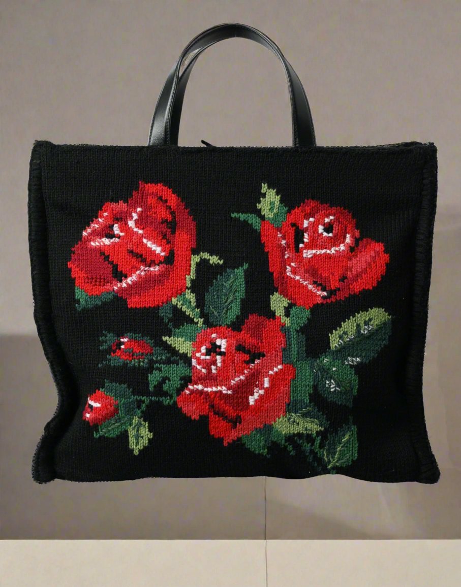 Bolso tote negro con bordados florales de DOLCE &amp; GABBANA, elegante, fabricado en Italia