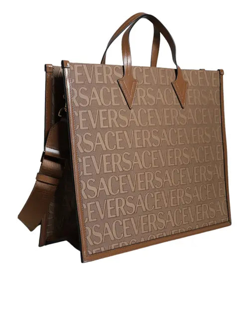 Sac fourre-tout à bandoulière en cuir jacquard marron avec poignée supérieure et logo Versace