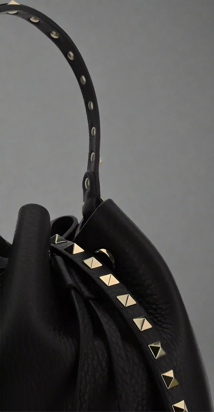 BOLSO BUCKET ROCKSTUD NEGRO DE VALENTINO GARAVANNI 