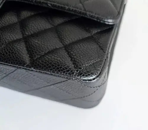 BOLSO DE HOMBRO ACOLCHADO CON DOBLE SOLAPA CLÁSICO CAVIAR NEGRO DE CHANEL DE SEGUNDA MANO