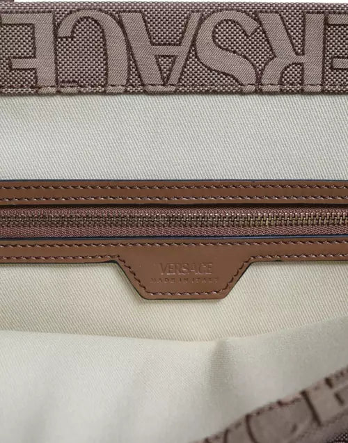 Sac fourre-tout à bandoulière en cuir jacquard marron avec poignée supérieure et logo Versace