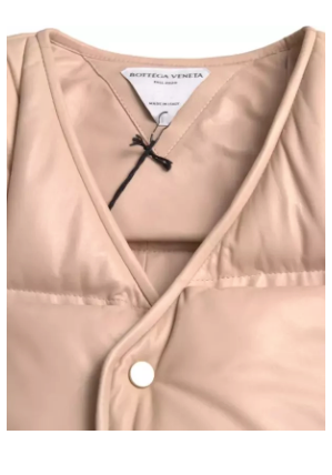 CHAQUETA DE PIEL DE BECERRO SIN MANGAS ACOLCHADA EN COLOR BEIGE DE BOTTEGA VENETA