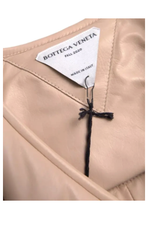 CHAQUETA DE PIEL DE BECERRO SIN MANGAS ACOLCHADA EN COLOR BEIGE DE BOTTEGA VENETA