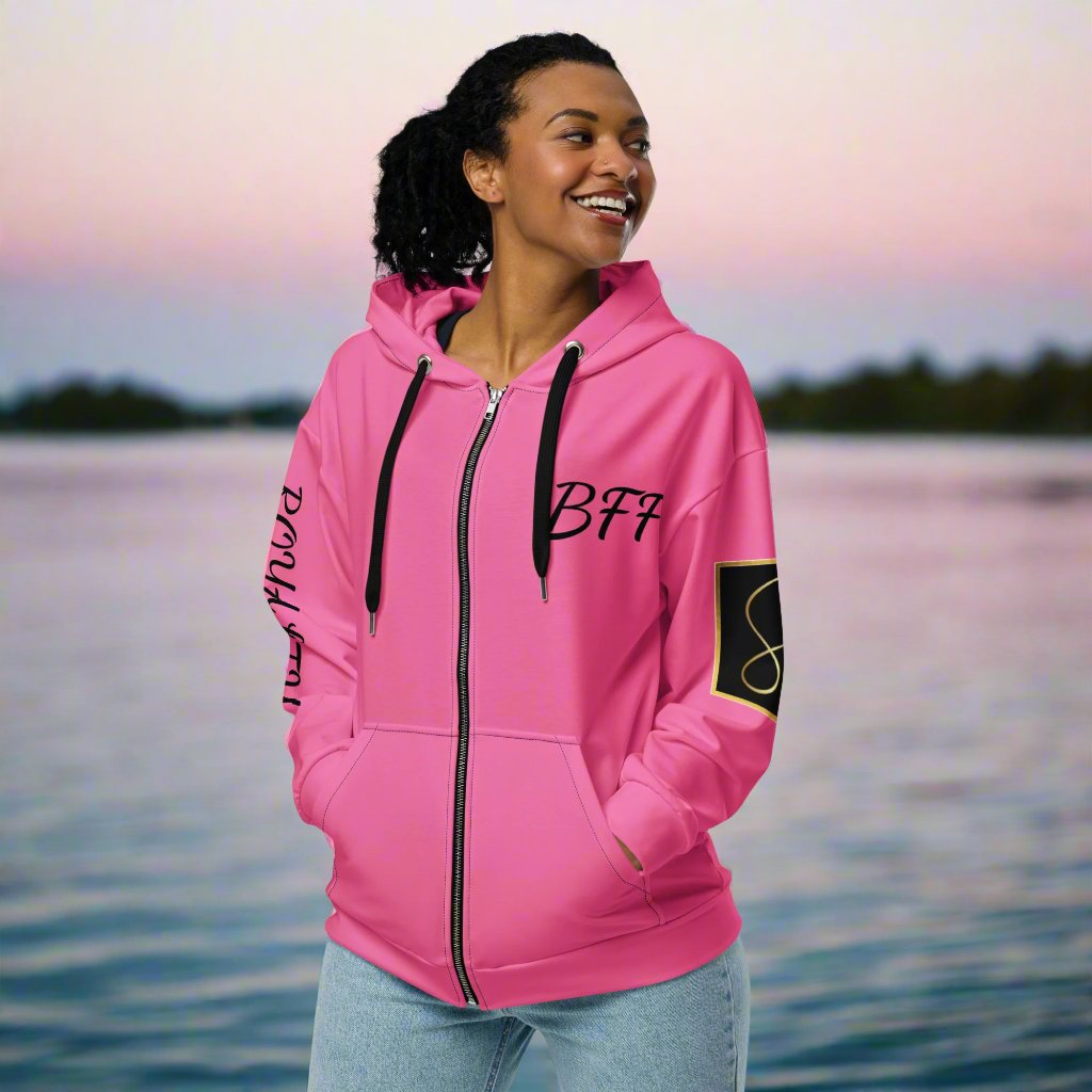 Sweat à capuche zippé unisexe « Regal BFF Vibes » par STORE 7994