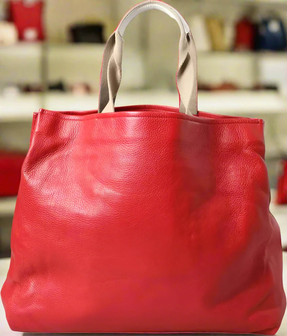 BOLSO DE COMPRAS DE PIEL ROJA CON PARCHE #DGFAMILY DE Dolce &amp; Gabbana